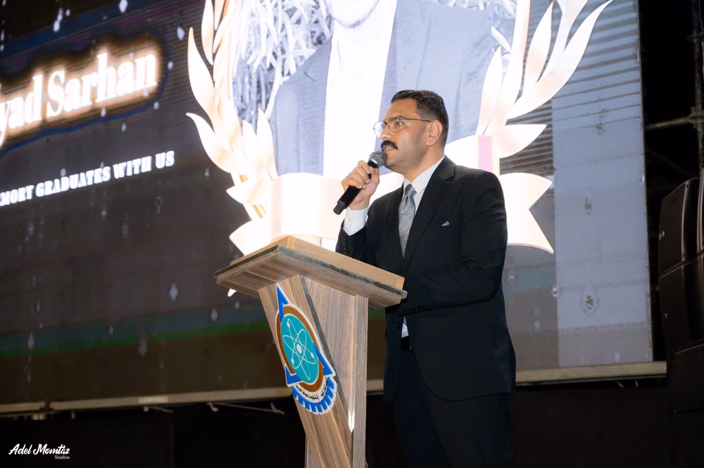 زياد سرحان مع زملائه في حفل التخرج